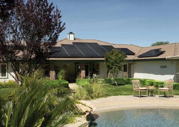 Batterie solaire installée avec panneaux photovoltaïques pour autoconsommation